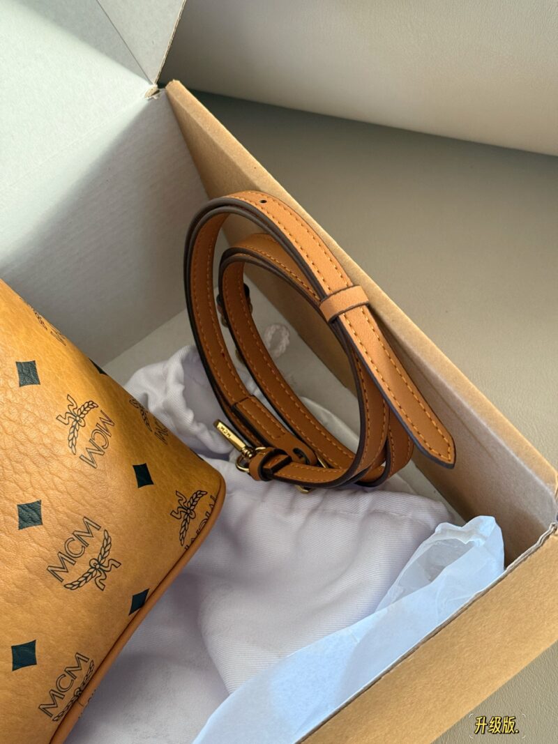 60a12acb7e.jpg 190 box (upgraded version)
size:20*15cm
Classic MC Basket (Comes with a Dog Pendant as a Gift!)
original single! original single!
Playful and versatile!
MCM Basket!
I bought it right! I saw it at first sight!