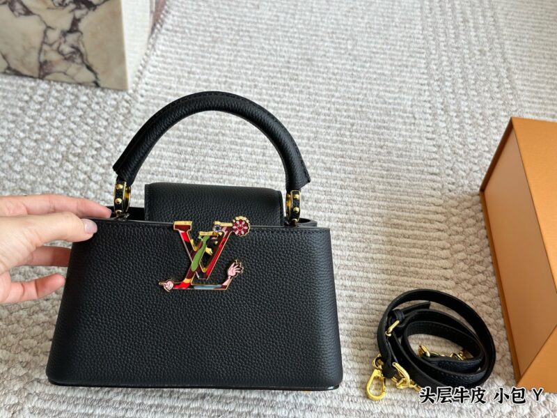 60ab0f5a71.jpg 350 gift box cowhide
size :20cm
L Capucines handbag
Full grain grain top layer cowhide!
It feels low-key but has a luxurious texture!!
classic! classic!