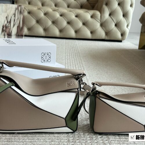 225 255 box
Size: 18 * 11cm (small size)
24 * 15cm (large size)
Loewe Geometry Package Puzzle
A very textured color,
The new blue green white puzzle edge is very advanced!
?? Cowhide quality!
Completely hold on!