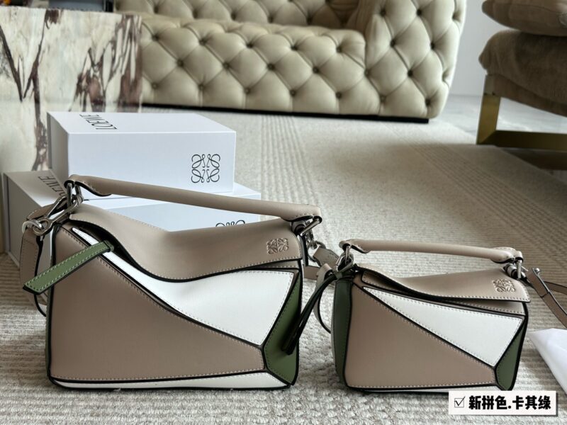 60ac116098.jpg 225 255 box
Size: 18 * 11cm (small size)
24 * 15cm (large size)
Loewe Geometry Package Puzzle
A very textured color,
The new blue green white puzzle edge is very advanced!
?? Cowhide quality!
Completely hold on!