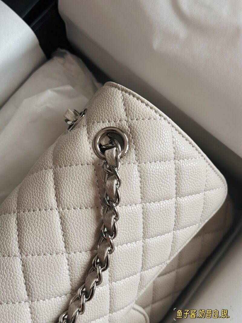 60bdc0bf7d.jpg 250 boxes
size:25*16cm
Xiaoxiangjia CF, we have always been very dedicated to doing it
Flash sale of other products on the market
Caviar cowhide
A very comfortable one!
CF Snow White milkshake with white caviar and cowhide, paired with light silver...