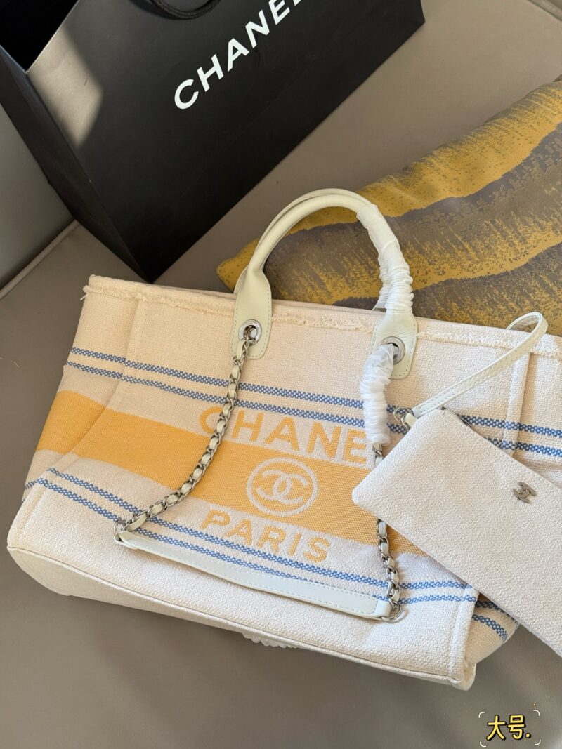 60d30fcc99.jpg 390380 without box
Size: 38 * 30cm (large)
33 * 25cm (small)
Xiaoxiangjia 25C Early Spring Vacation Series
Marseille and the Sea
Arrange it! Arrange it!
This beach bag released this year is so beautiful!
People are already eagerly anticipating it!