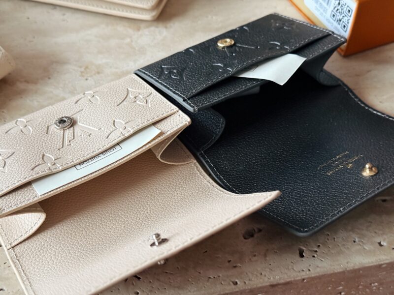 60d32ea8f0.jpg 145 box cowhide
L's new cowhide milkshake white/gray wallet!
Do you dare to say that you can resist its aura
Great layout!
Compact and practical
