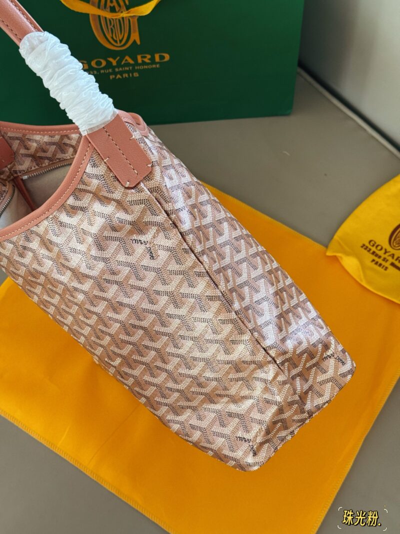 240 unboxed upgraded version
size：32*25cm
Goya's New Hobo Underarm Bag/
Goyard pearl powder is too girly
It's really high-end and girlish
Leather/leather/workmanship have all been upgraded!
From beginning to end, everything was booked by customers!...