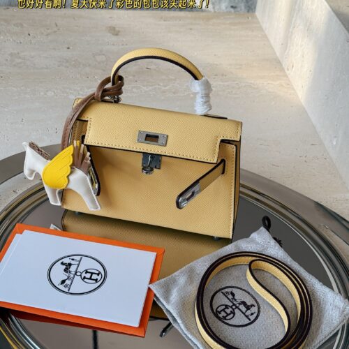 235 box
Size: 19 * 12.5cm
H Home Hermes Kelly Mini 2nd Generation
Really, madam. Madam looks great
?? Put down your phone
Also pretend to be cute!
?? Cross patterned cowhide
The bag is special and textured!