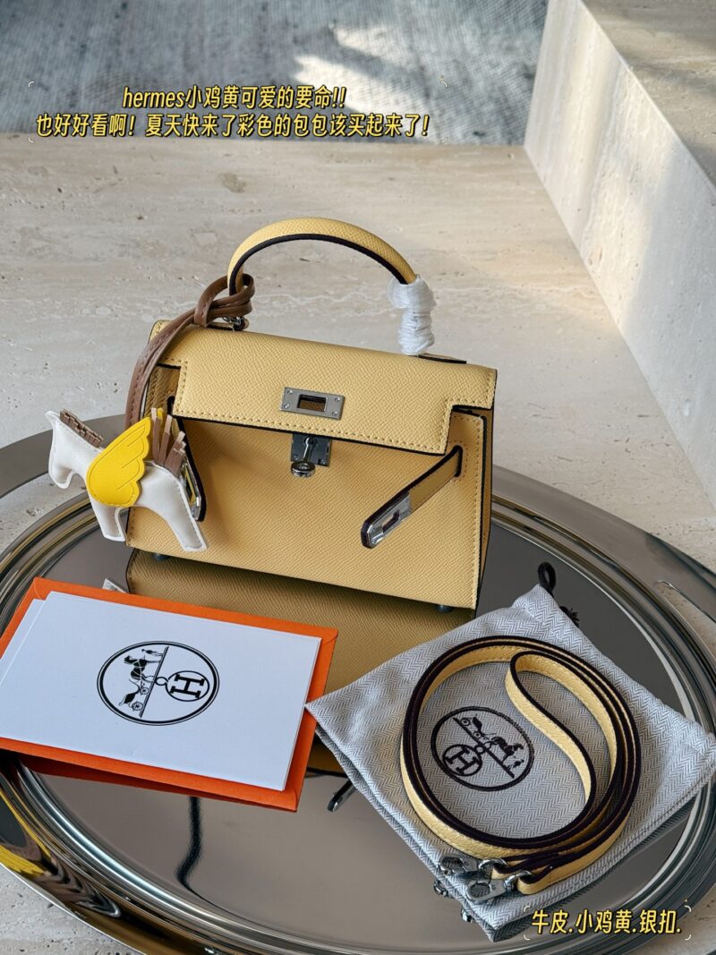 60e401ec6f.jpg 235 box
Size: 19 * 12.5cm
H Home Hermes Kelly Mini 2nd Generation
Really, madam. Madam looks great
?? Put down your phone
Also pretend to be cute!
?? Cross patterned cowhide
The bag is special and textured!