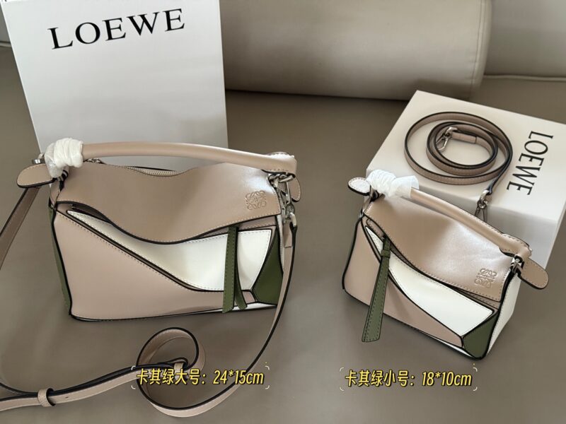 60e459f29f.jpg 225 255 box
Size: 18 * 10cm (mini)
24 * 15cm (large size)
Loewe Geometry Package Puzzle
Truly cannot be missed,
?? Cowhide quality!
Completely hold on!
Puzzle khaki green color combination
Even high-level ones have to overflow
