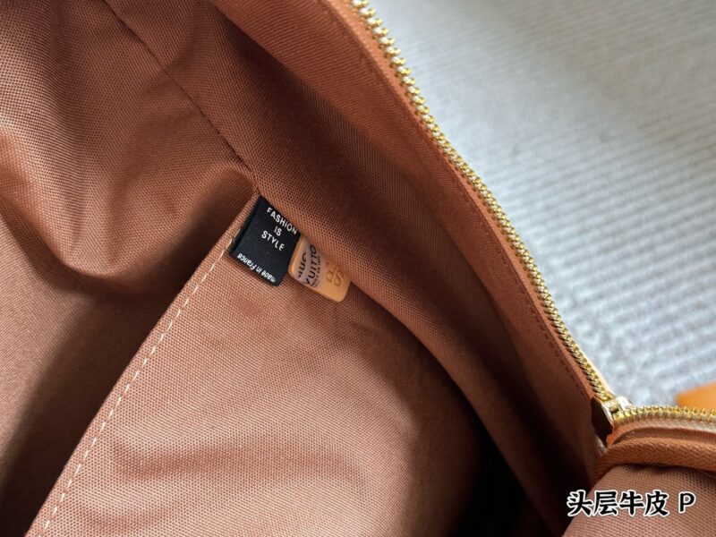 430 layer cowhide
size：32*43cm
The recently popular new backpack
Hobo cargo is on fire!
Because of the upper body! Exactly! Okay! Look!
L's latest backpack
High appearance and super practicality!!!