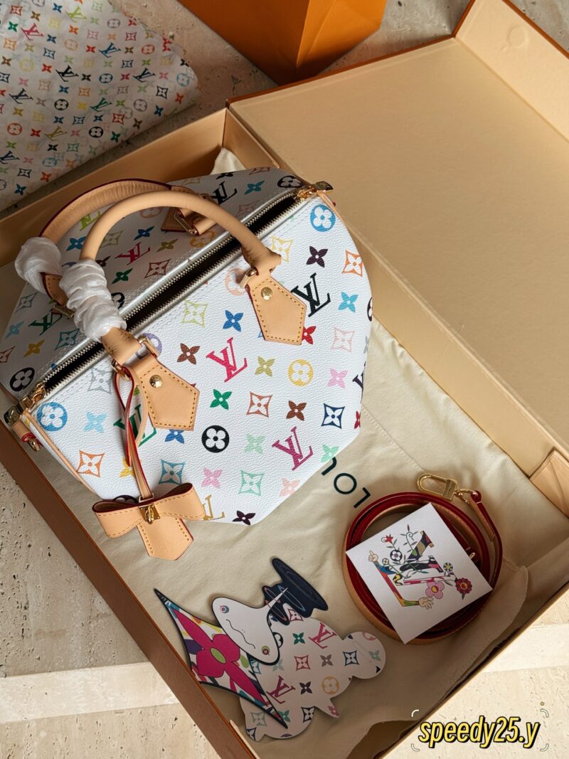 300 box upgrade version y
size：25*19cm
L Home * Takashi Murakami Speed25
White tri color is newly launched
I got the fastest one
Looks good, looks good
The bow tie bag hanging is quite cute
Suitable for the upcoming spring and summer season!