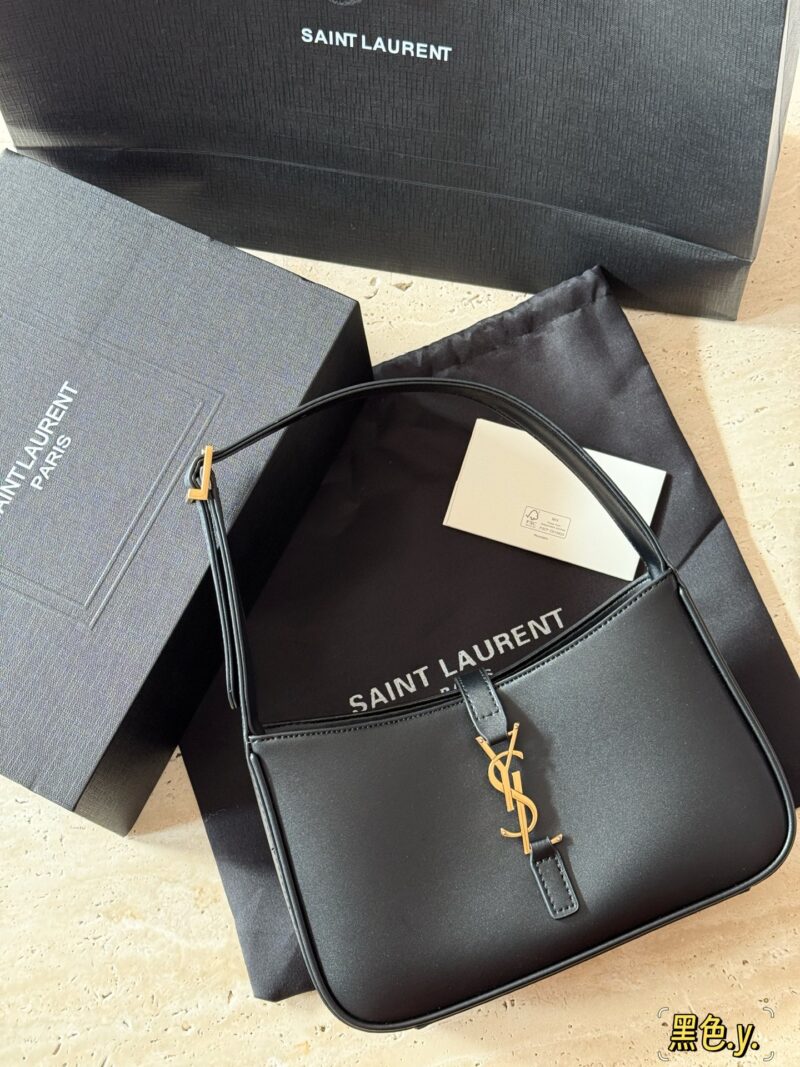 210 boxes (belonging to its season)
Size 24 × 16 × 6cm
YSL armpit bag
It looks great, huh
This is definitely the pioneer of underarm bags!
Cowhide quality!
Too STALY!