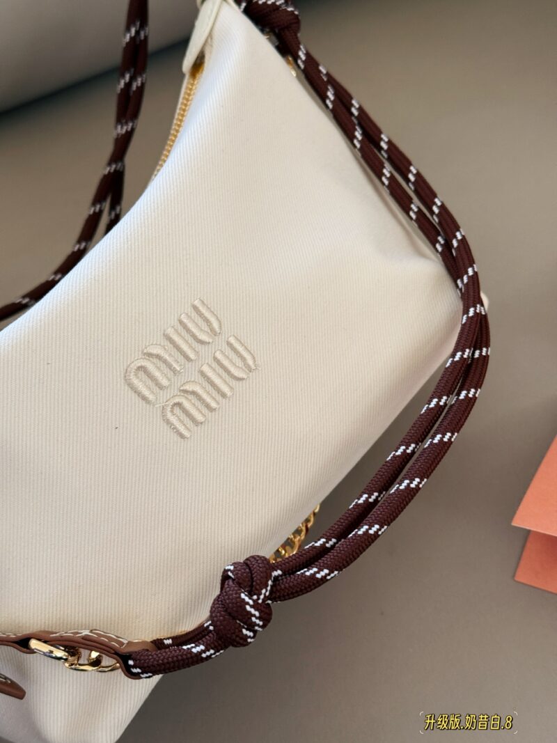 61187aa1a1.jpg 220 box upgrade version
Size: Bottom width 18 * 15cm
Miumiu canvas style small lunch box~
Bring your own surfing rope!!
MiuMiu's latest lunch box bag!!
The king of cost-effectiveness
The new early spring model has been launched with a loud bang!!
Her...