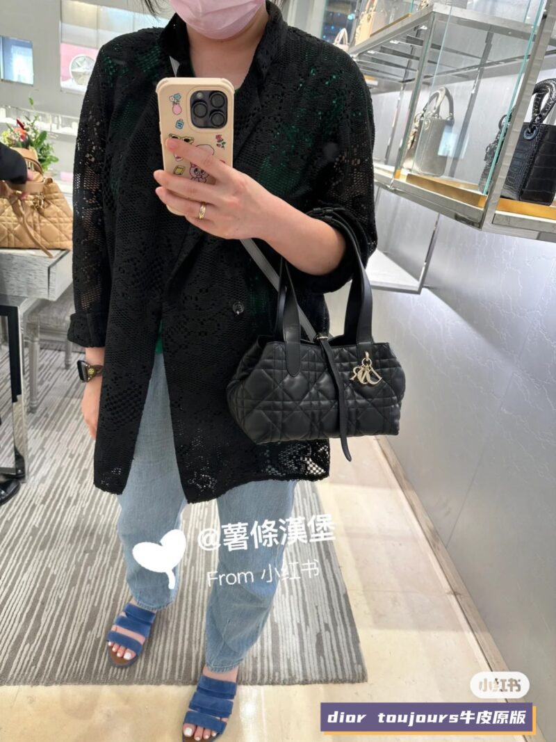 Dior's new Toujours collection this year
It looks so good that it's like I love it at first glance
Different from the previously popular tough diamond patterned Toujours, the bag is softer and lighter in shape