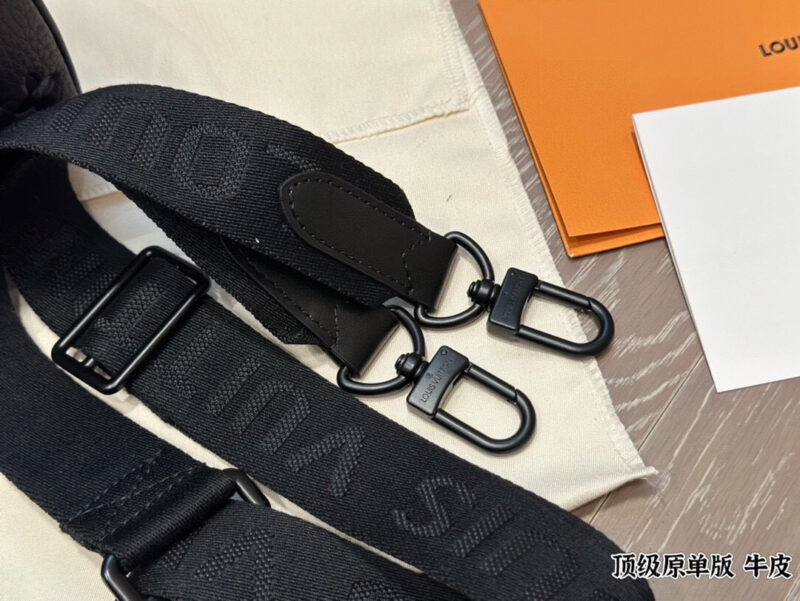 6155989327.jpg ¥270
The Lv X Nigo Keepall xs 21 Pillow Bag is an ideal urban handbag. The iconic design and classic Monogram canvas, combined with multiple carrying options and luxurious natural cowhide trim, add a fashionable and avant-garde feel to this bag. Siz...