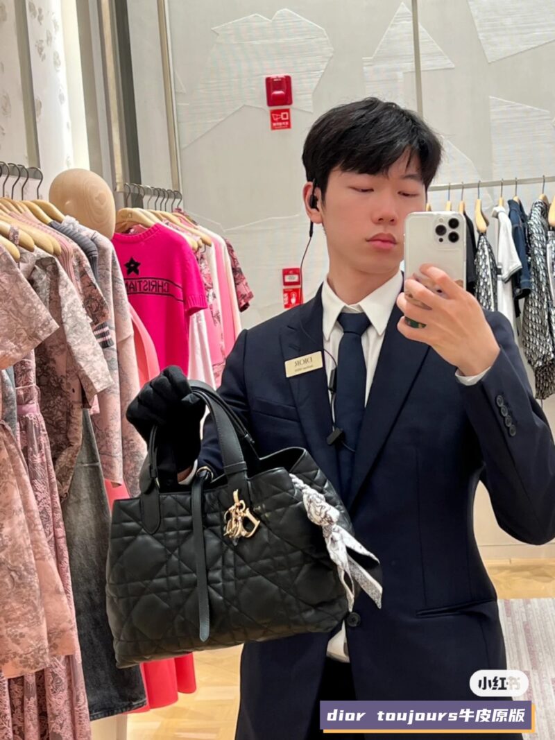 Dior's new Toujours collection this year
It looks so good that it's like I love it at first glance
Different from the previously popular tough diamond patterned Toujours, the bag is softer and lighter in shape