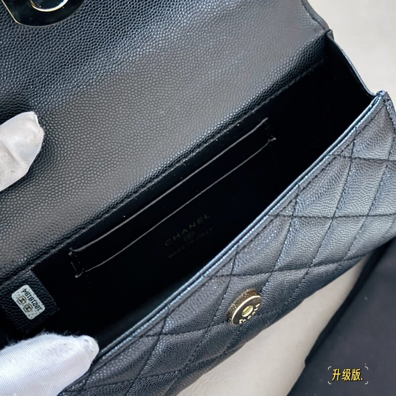 215 with packaging
size：19*10cm
Xiaoxiangjia 25skewly mobile phone bag
Kelly has made a comeback again
Little Kelly Grandma/Exquisite and Cute/
Putting down the phone is not a problem at all
Can be carried by hand or slung diagonally
The caviar cow...