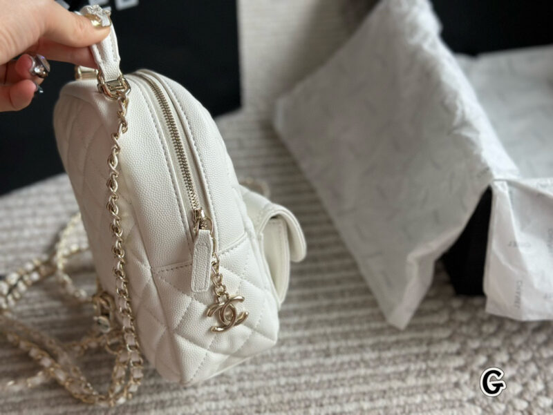 61718df38e.jpg 230 box
size:13*18cm
Xiaoxiangjia's new 24c backpack
This season's stir fried chicken with cute little shoulders
It looks very small, but the capacity is quite large. There are also many ways to memorize it, which is very nice
Black lychee cowhide ...