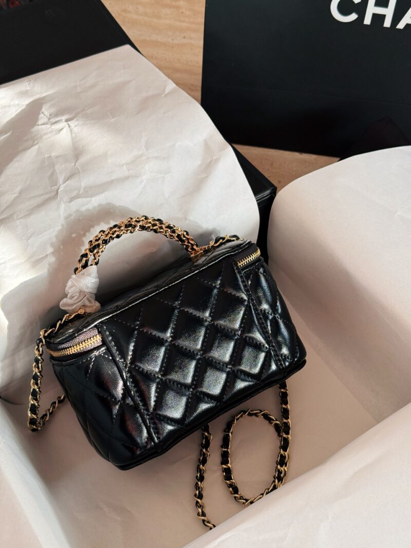 6174fbbe47.jpg Box pairing
size:18*10cm
Chanel Xiaoxiang Home Withdrawal Box Bag
The long box with black gold Fried Dough Twists handle can be cool and cute
Various stubborn shapes
Truly fragrant
