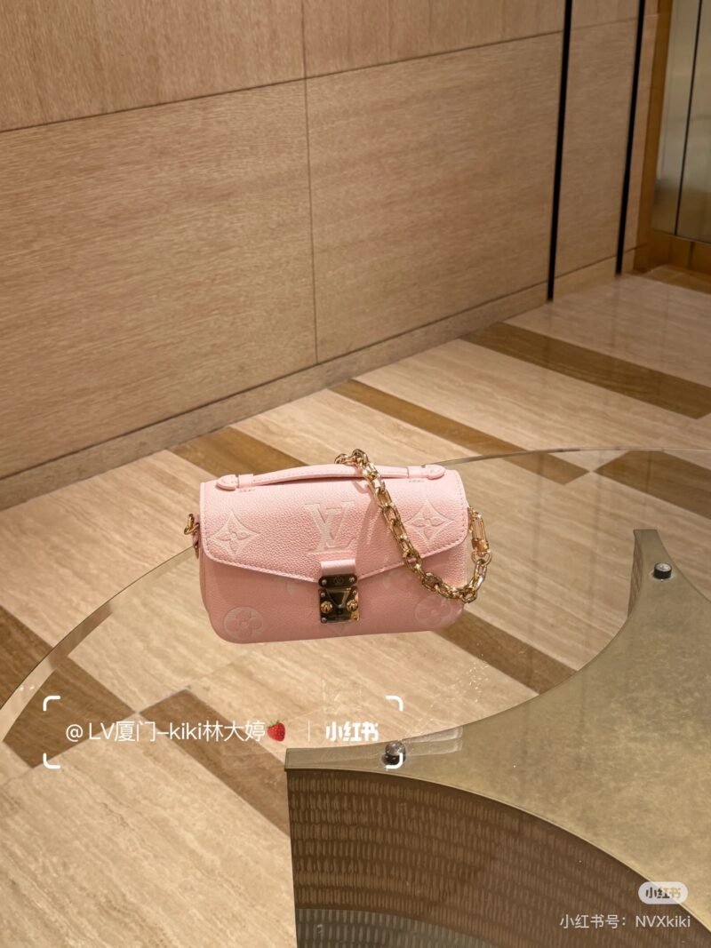 617d2eac0d.jpg LV knows how to control women's hearts so well that pink is a must-have