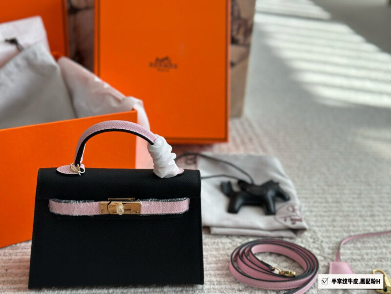 Color blocking ￥ 245
Leather Palm Pattern Gift Silk Scarf Pony Pendant Hermes Kelly Hermes Palm Pattern Calfskin, Material Imported, Size: 28cm. If you like this style, you must take it off. Original mold customization for shipment, hardware with lo...