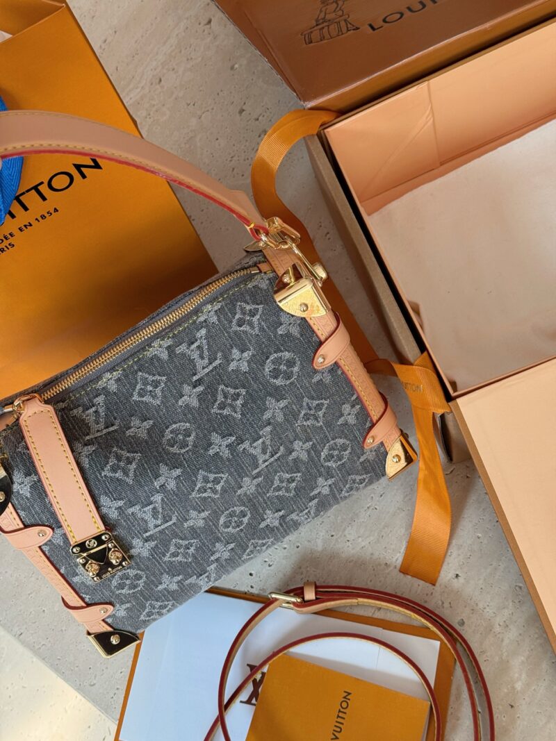 6197567b44.jpg 280 boxes
size:23*16cm
Ljia 25trunk Rocket New Bag
Sidetrunk washed denim!!
This season's sailing series is all great!
√ Cowboy blue is gentle and versatile
Super Western style upupupup
Search Lv Soft Box (Box)