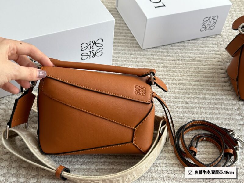 320 210 box (backpack)
Size: 24 * 15cm (large)
18 * 10cm (mini)
Loewe Geometry Package Puzzle
Truly cannot be missed,
?? Cowhide quality!
Completely hold on!
Luoyiwei | A perfect shoulder strap