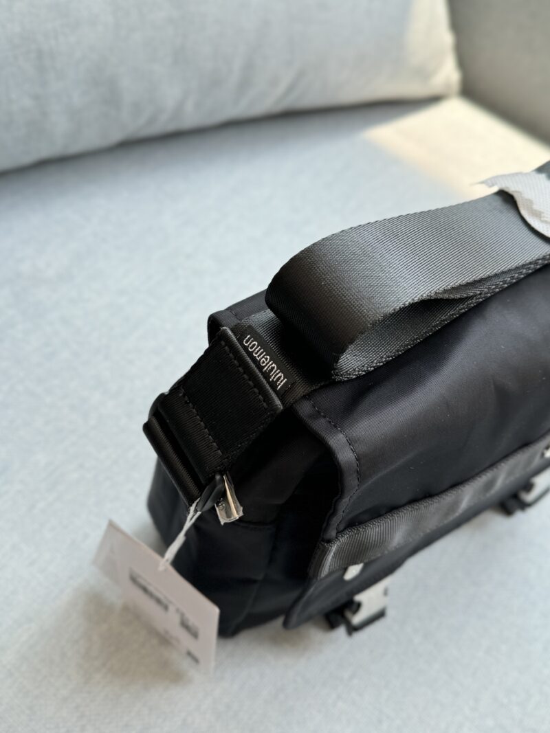 61a9219f06.jpg 215 airplane box
size:28×21
Lululemon Wulnderlust 6.5L Nylon Postman Bag Single Shoulder Crossbody Bag
Gun colored metal buckle+3D car line, with a touch of luxury at your fingertips! Paired with sweatshirt and denim, it instantly transforms into ...