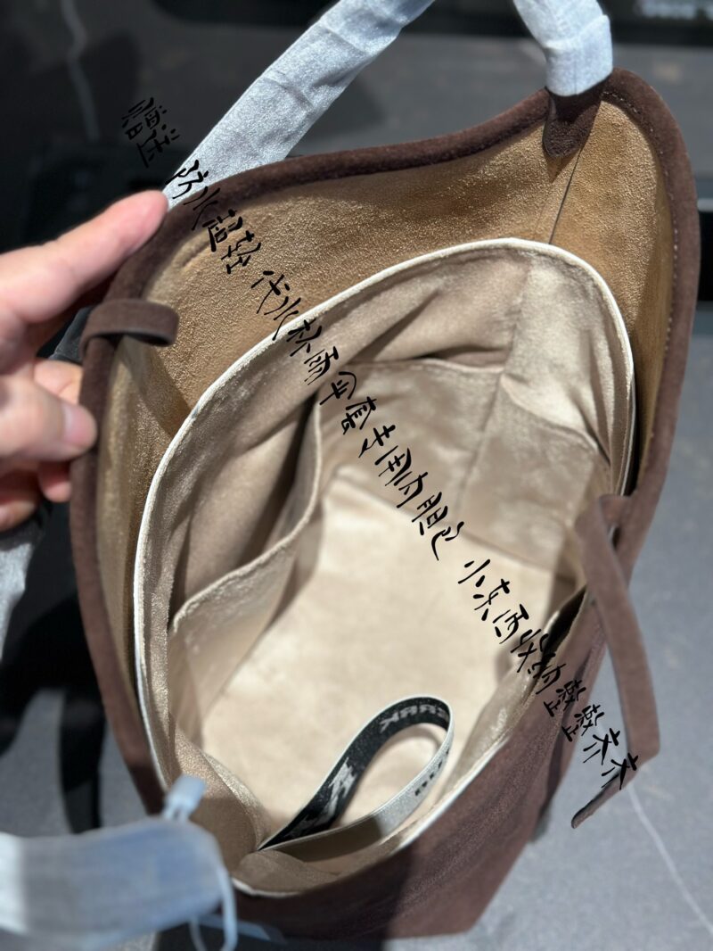 Comes with a waterproof and ultra light replacement cup, umbrella cover, and a special inner liner bag that can store small things neatly and thoughtfully
