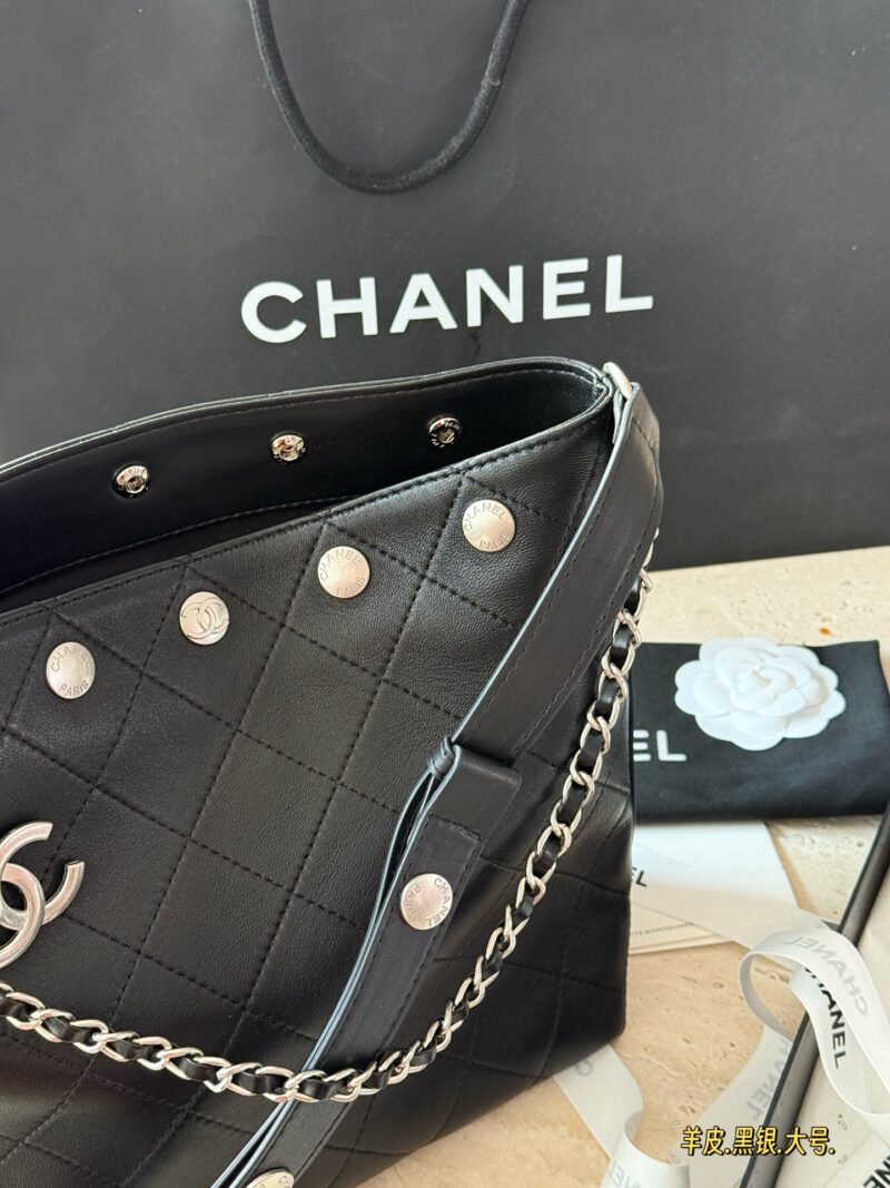 61cc956487.jpg 310 290 sheepskin box
Size: 23 * 26cm (large)
19 * 21cm (small)
Xiaoxiangjia 25P black silver hobo water bucket wrapped tightly!
The shoulder straps are wide enough, they won't slip on the shoulders!
Length adjustment can also be done diagonally!
A r...