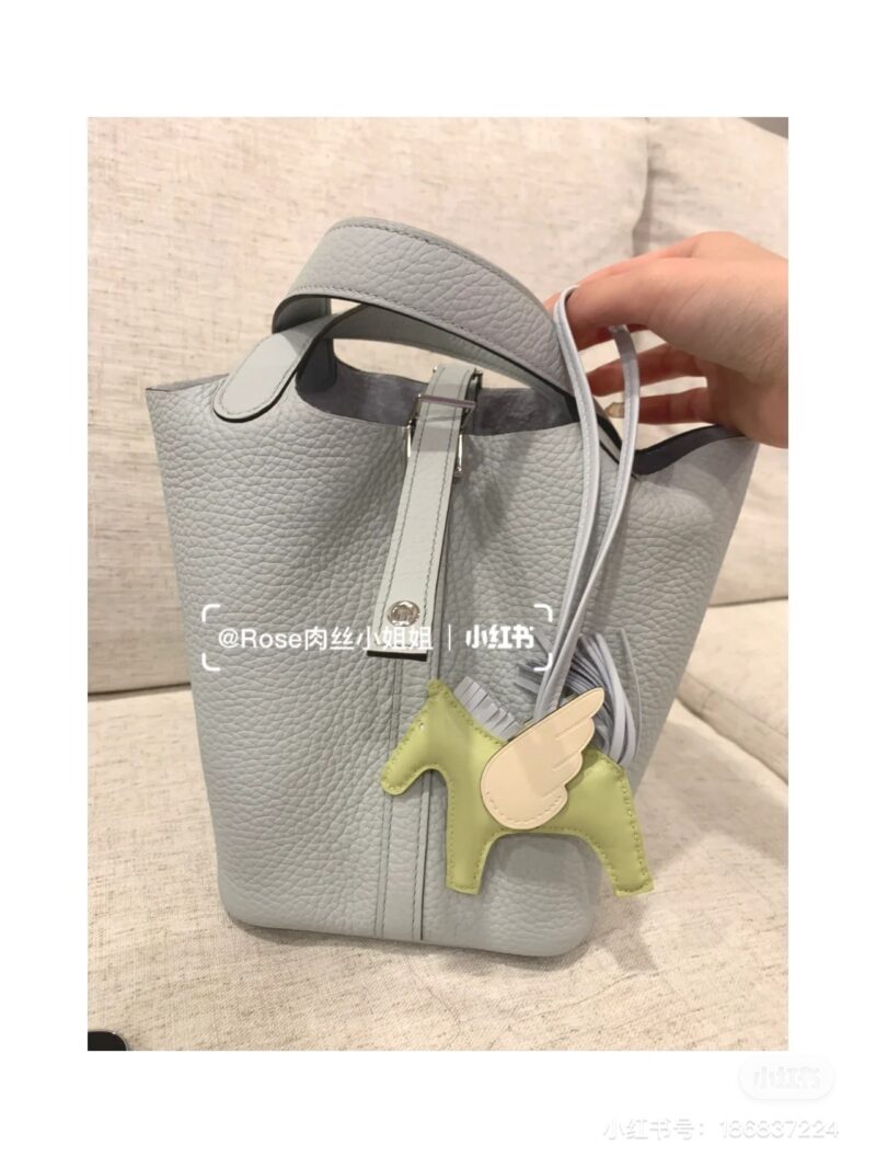 Hermes Basket | Is the unbeatable Holy Grail Blue the best match on the internet
This outfit is truly unbeatable and beautiful. It's so girlish, isn't it! !