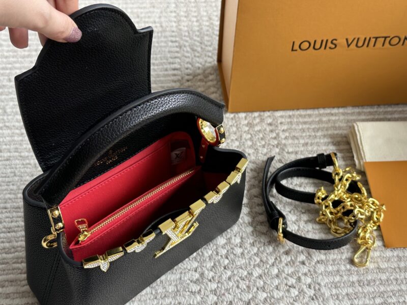 61ea9457be.jpg ¥ 245 Folding Box
LVCapucines noblewoman bag gold buckle hardware, super complicated production process, a must-have for queen style, mini unique ultra wide shoulder strap, classic large logo design, combined with monogram classic small flower eleme...
