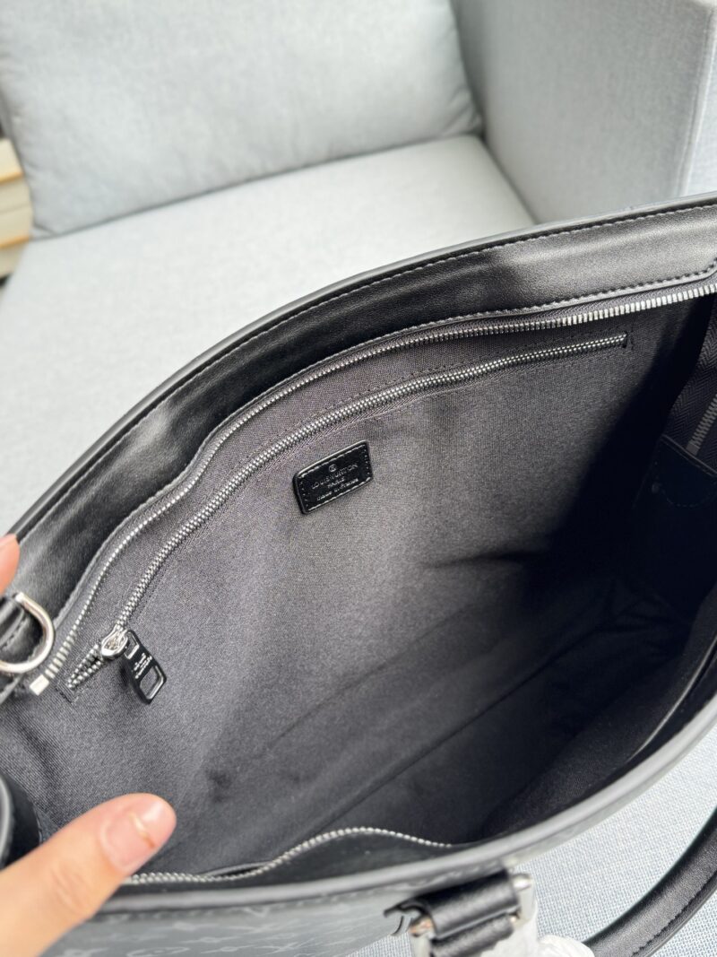 61f07743c5.jpg Cowhide 345
size:39×30
LV antique music sheet bag tote bag shopping bag handbag briefcase
Steady and atmospheric, fashionable and elegant, the classic color scheme of black and gray highlights the brand's iconic style! The embellishment of the dar...