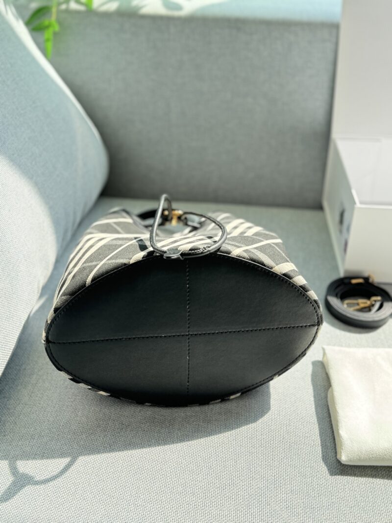 200 fold box
size：26×26
Burberry plaid bucket bag, single shoulder handbag
B's one of the few bags with both design and sophistication
Can be carried by hand or slung diagonally
Various styles can be mastered and super versatile~
Compared to other...