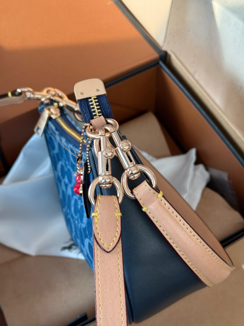 61fd431223.jpg 230 box upgrade version
size:24*13*7cm
C's Teri armpit bag, fragrant but not delicate
Underarm bag design ceiling!
Equipped with 2 shoulder straps,
Both shoulder and crossbody are acceptable!
level of appearance
Search Coach Coach Underarm Bag
