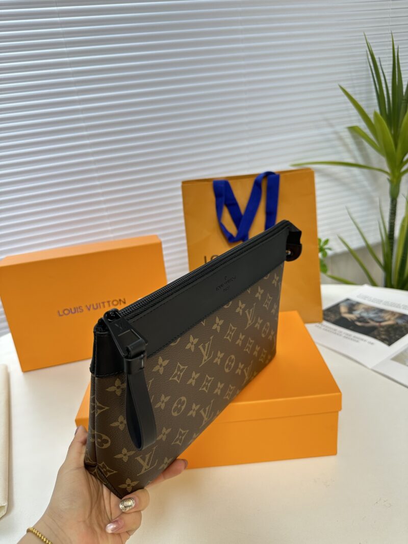 6228577db3.jpg Exclusive real-life shot of M82543 vintage Pochette Voyage Souple handbag with gift box. Made of soft Monogram Eclipse coated canvas, the classic Pochette Voyage handbag lines are outlined with rounded strokes, providing a comfortable and portable ex...