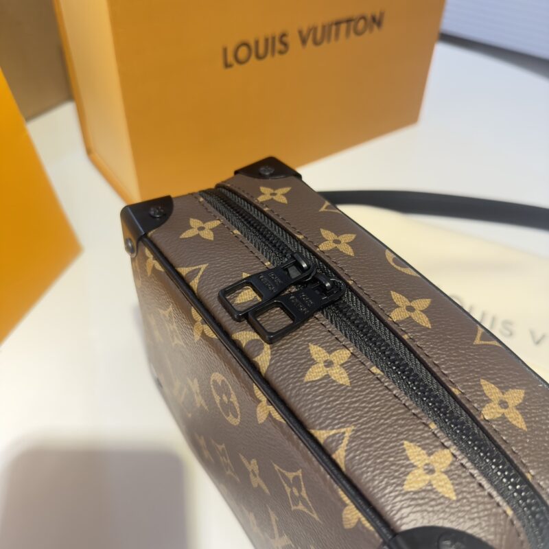 622a9b4bcc.jpg Copy of original order ? MINISOTTRUNK handbag features the iconic Monogram print paired with contrasting resin chain straps, creating a delicate and charming design. This charming handbag has sharp edges and elegant connotations, showcasing a mod...