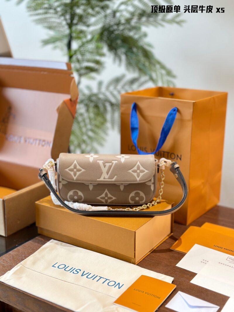 First layer cowhide original single p330
Cute bag shape yet full of elegant temperament folding box! Size 22.11
Lv Ivy Mahjong Bun
Cute bag shape yet full of elegant temperament combined with exquisite and fashionable chain underarm back
A crossbody ...