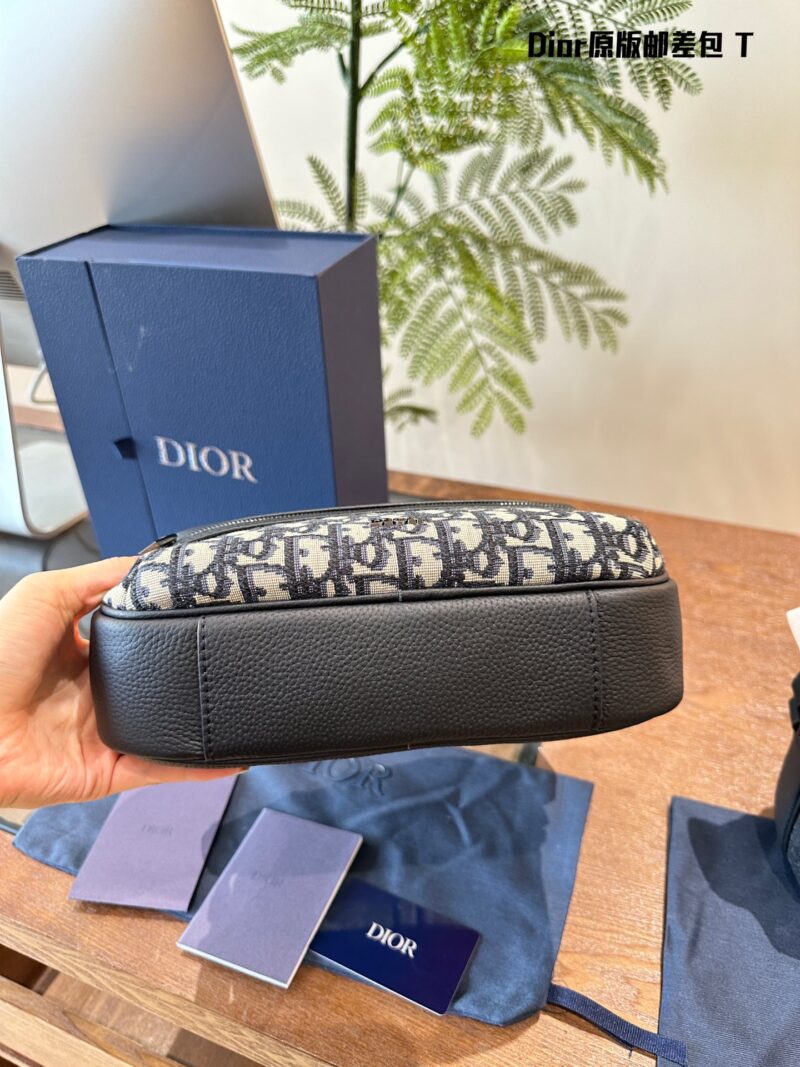 Dior Men's Postman Bag P270
Original embroidered fabric with top layer calf leather
The new season of men's clothing has officially been launched!
The simple and low-key color scheme, combined with high-end and comfortable materials, and exquisite It...