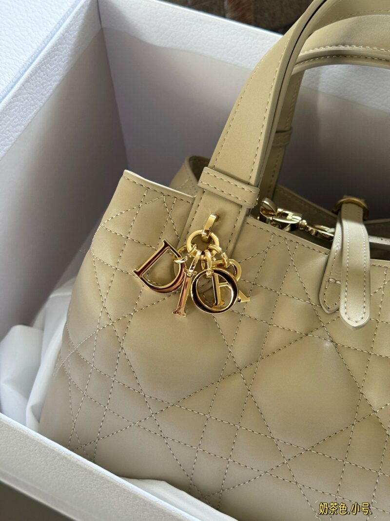 300 310 box upgraded version again
Size: 23x15cm (small size)
28 * 21cm (large size)
D's super popular Toujours shopping bag
I personally think the bag design is really durable!
I can't refuse anything gentle in beige color!
A feeling of neither big ...
