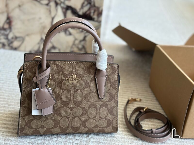 624983ec74.jpg ¥ 225 COACH January New Product
Classic printed Andrea shoulder bag
Andrea Carryall achieves a perfect balance between fashion and functionality. It can not only be carried as a crossbody, but also classic and versatile. 22/17 matching gift box