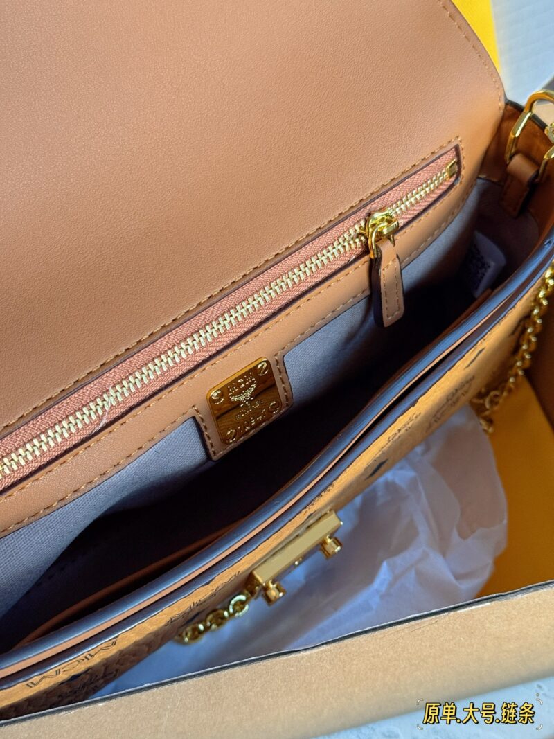 6261100d08.jpg 210 205 box (chain shoulder strap)
Size: 23x14cm (large)
18 * 13cm (small)
Top tier original quality shipment
MC Chain Pack
Complete packaging as shown in the picture
Ensure the quality of actual filming
MCM chain bag is truly the king of versatility...