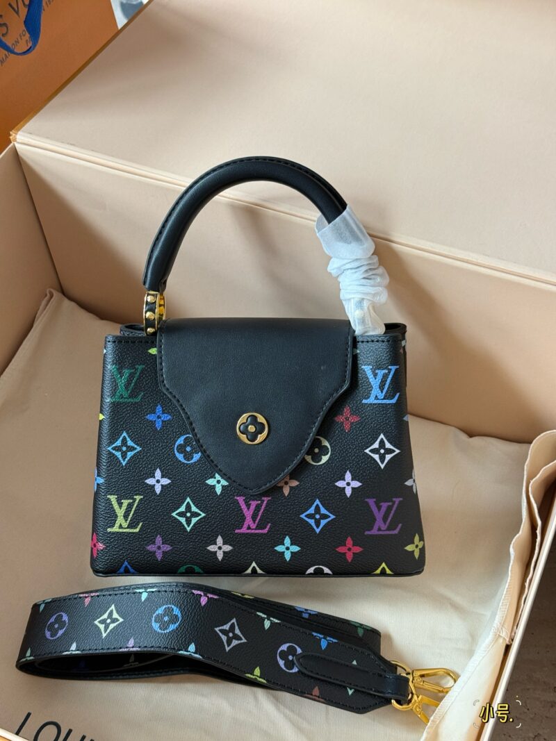 6264191b1c.jpg 215225 with box
Size: 22 * 13cm (new horizontal version)
28*17cm
L Capucines handbag
Full grain Taurillon cowhide cutting
It feels low-key but has a luxurious texture!!
classic! classic!