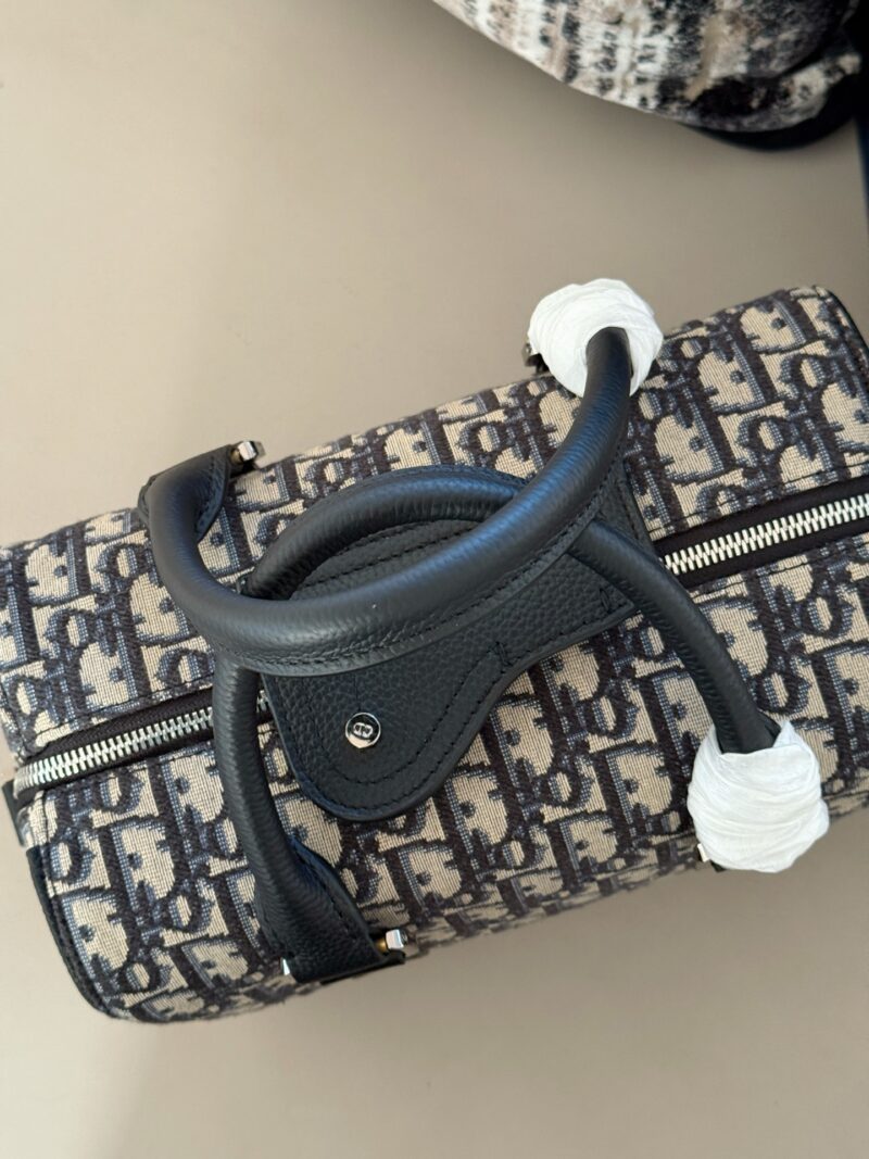 6264577583.jpg 315 box
size:26*17cm
D's old flower pillow bag looks new
How cute!
Classic vintage style! Back up and be a handsome guy!
Retro has a taste and practicality!