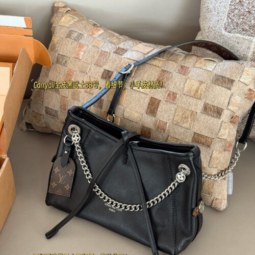 340 box full leather
size：26*17cm
L's Carryall bb Black Warrior has finally arrived
Package body with sliding metal chain
More exquisite!
Relaxing feeling, the whole thing is so cool that I have no friends