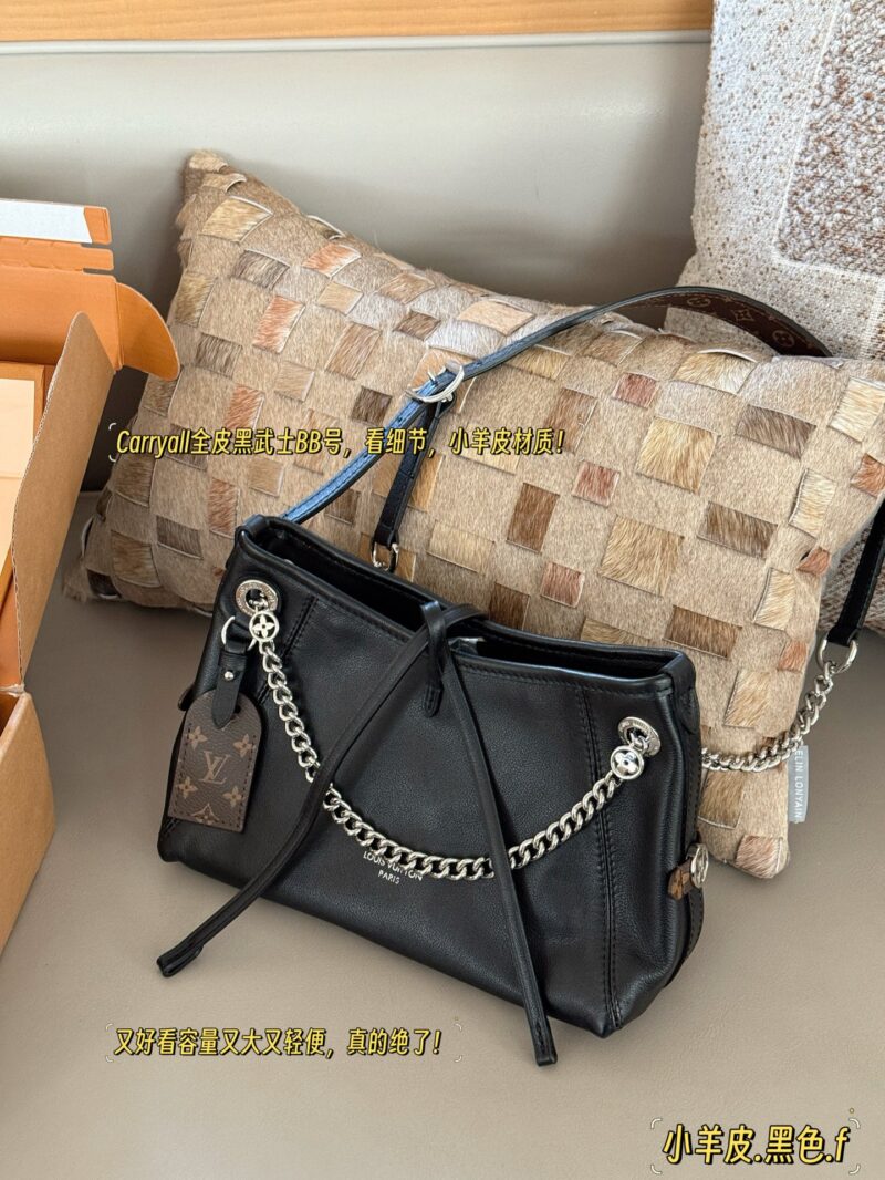 626eb058aa.jpg 340 box full leather
size:26*17cm
L's Carryall bb Black Warrior has finally arrived
Package body with sliding metal chain
More exquisite!
Relaxing feeling, the whole thing is so cool that I have no friends