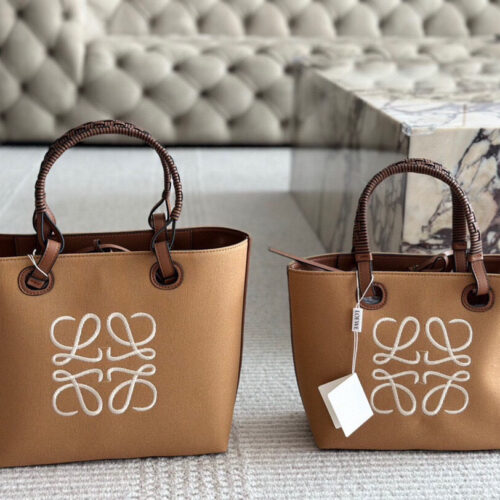 220 without box
Size: 23 * 22cm (small)
27 * 24cm (medium)
Loewe canvas shopping bag ?
A bag that is easy to pack in physical form
Recently, I have been carrying my back while traveling
Brown leather with rice white canvas, durable and textured
Its...