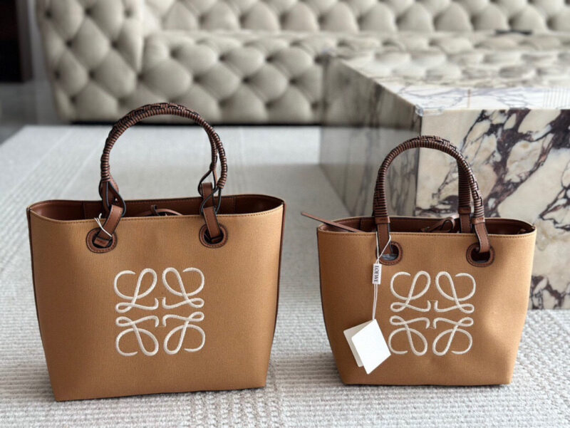 627382593d.jpg 220 without box
Size: 23 * 22cm (small)
27 * 24cm (medium)
Loewe canvas shopping bag ?
A bag that is easy to pack in physical form
Recently, I have been carrying my back while traveling
Brown leather with rice white canvas, durable and textured
Its...