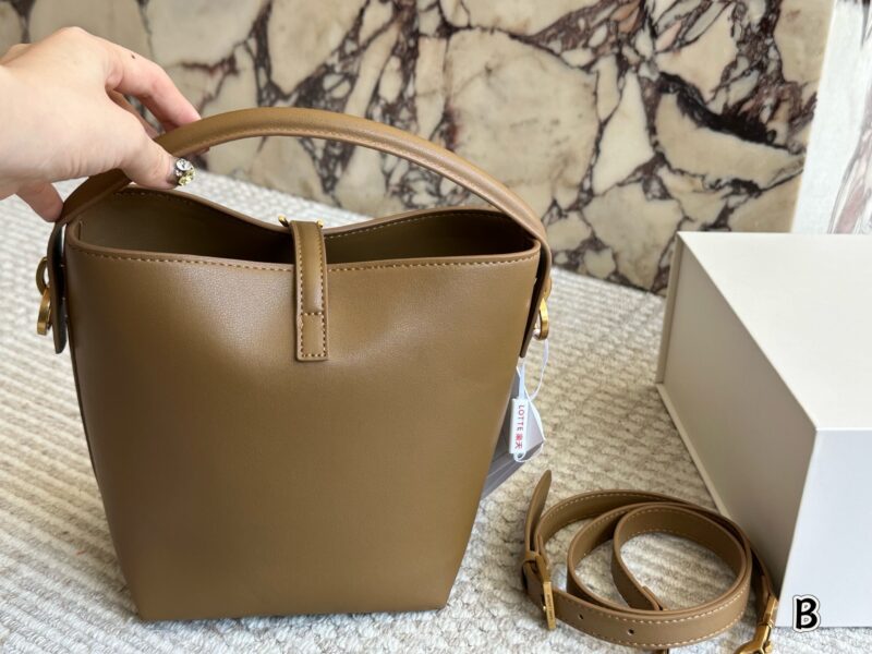 6288157e5f.jpg 240 (with box)
Size: 16 * 20cm (small size)
YSL Saint Laurent | Le37
Don't make the bucket bag too cute and spicy!!!!
It can be carried by hand or shoulder strap, and can be carried on one shoulder~There are various ways to carry it~
The leather is d...