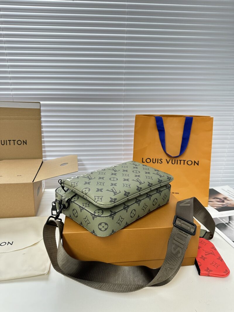 Comes with a foldable gift box airplane ?? Box M23783 Green
Featuring a Monogram coated canvas with a three in one design, equipped with a detachable coin purse, main compartment, and a detachable zipper front pocket for individual use. The coin ...