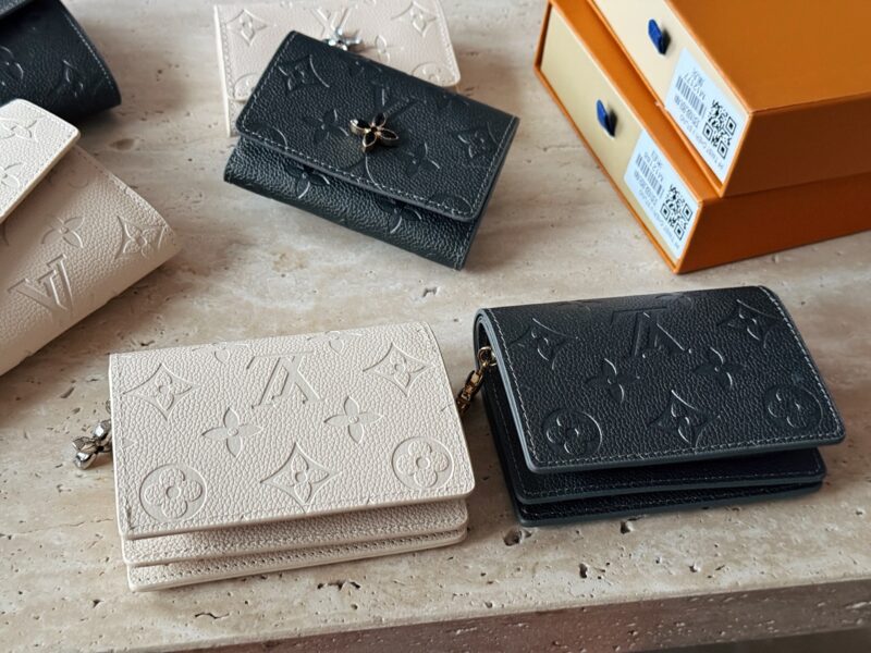 6292a78637.jpg 170 box cowhide
L's new cowhide milkshake white/gray wallet!
Do you dare to say that you can resist its aura
Great layout!