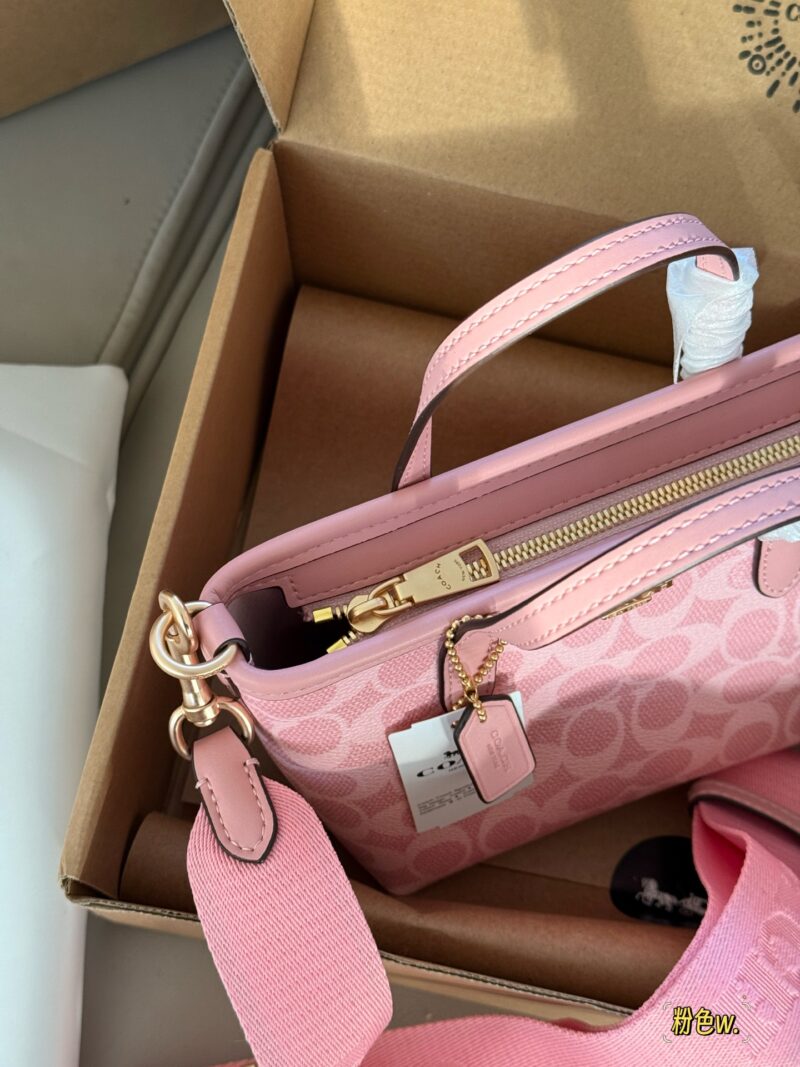 210 box double shoulder strap
size：15*14cm
New Product C Mini Tote City15
April rouge powder
A cute little one is enough for daily use!
City, this mini tote! So cute!!
The most suitable small bag to carry in summer is none other than him